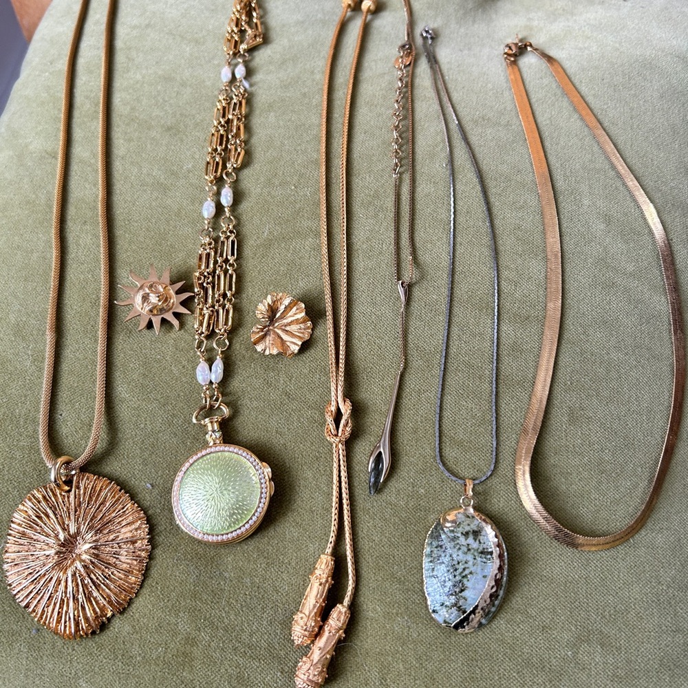 Elegant vintage costume jewelry bundle. All in excellent condition.